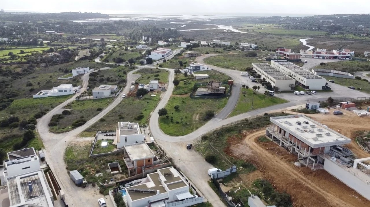 Lote para construção de uma moradia com piscina na Urbanização Pontalgar — fotografia 1